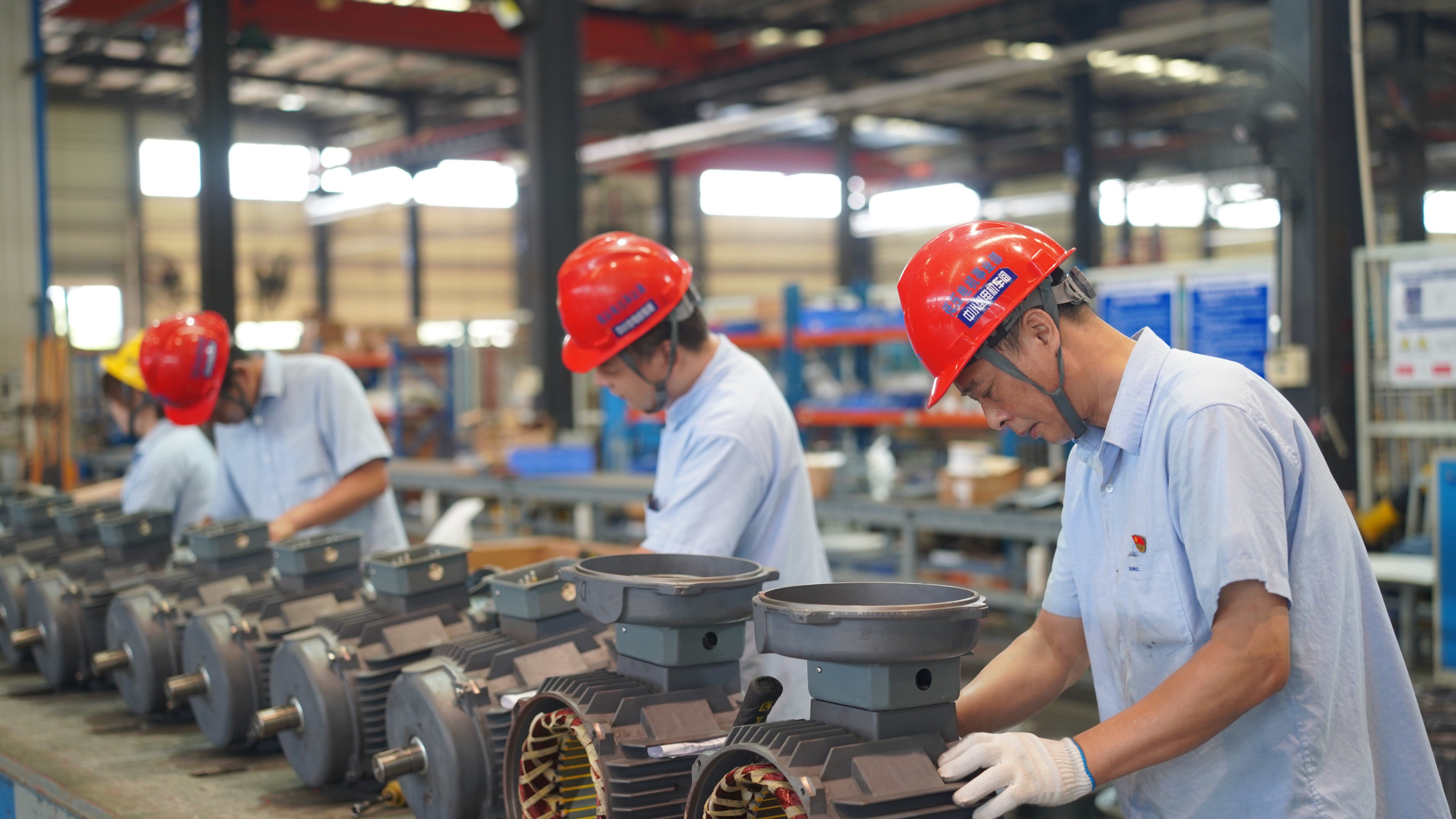 中小型電機(jī)車間在裝配電機(jī)-周燈亮.jpg 中小型電機(jī)車間在裝配電機(jī)-周燈亮.jpg